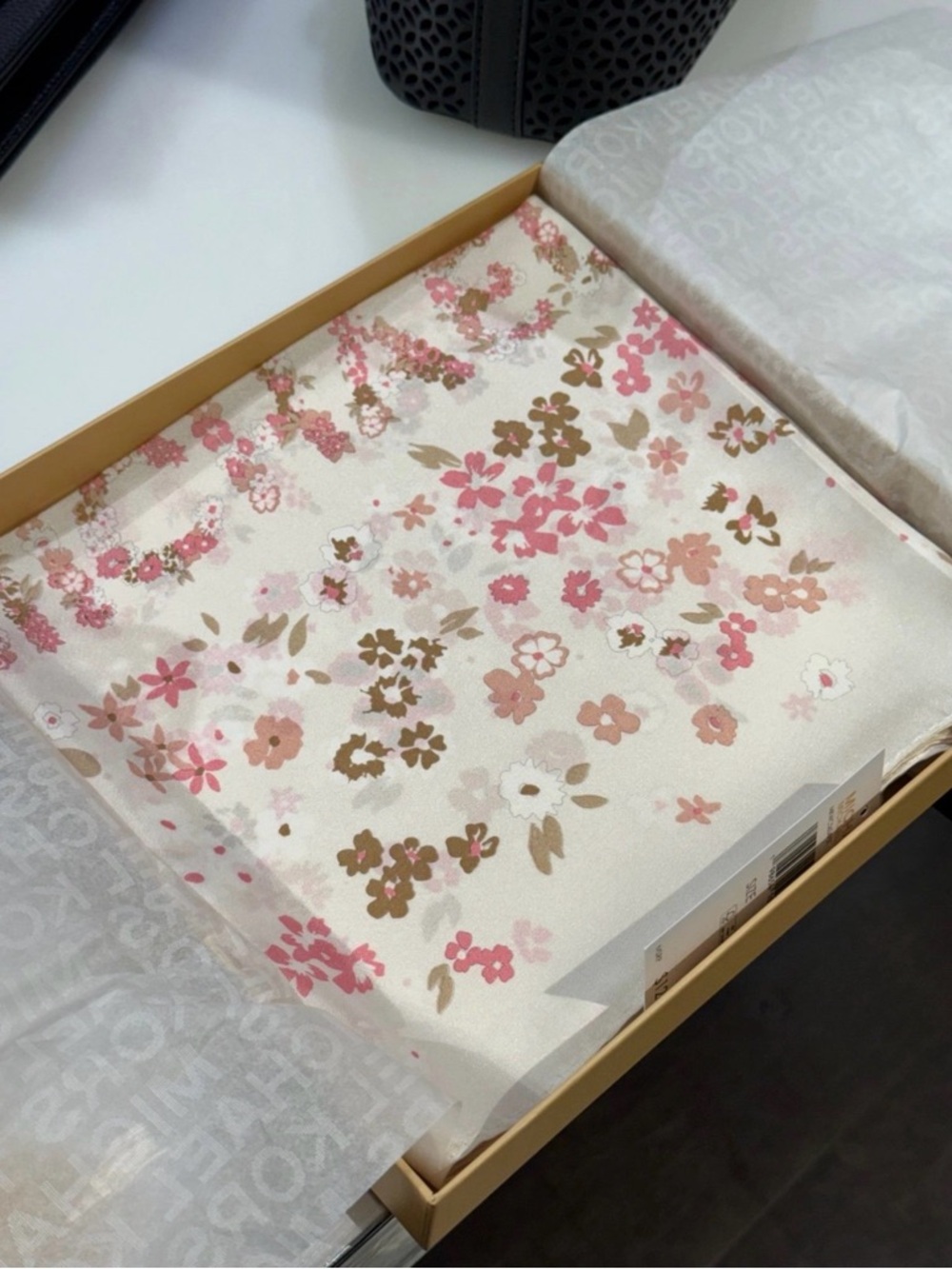 Michael kors  Floral print silk scarf new in box ，Ivory White  nice gift